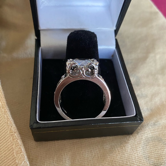 Flawless Silpada sterling silver cocktail ring. Stone shines bright - Picture 2 of 4